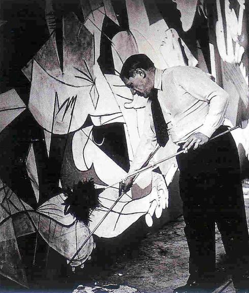 Picasso, dando los últimos retoques al guernica.Archivo