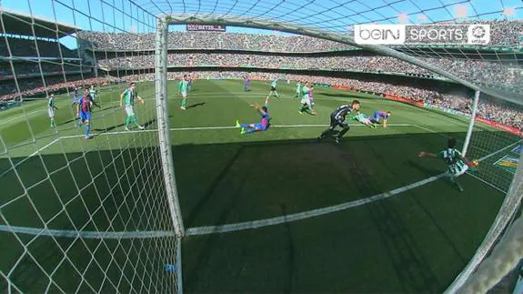 Mandi despeja el balón después de que este cruzara la línea de gol. 