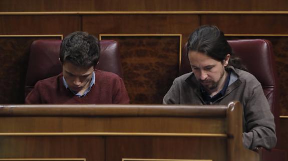 Íñigo Errejón y Pablo Iglesias, en el Congreso.