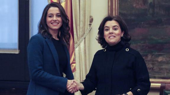 La vicepresidenta del Gobierno, Soraya Sáenz de Santamaría, y la líder de Ciudadanos en Cataluña y nueva portavoz nacional de la formación, Inés Arrimadas. 