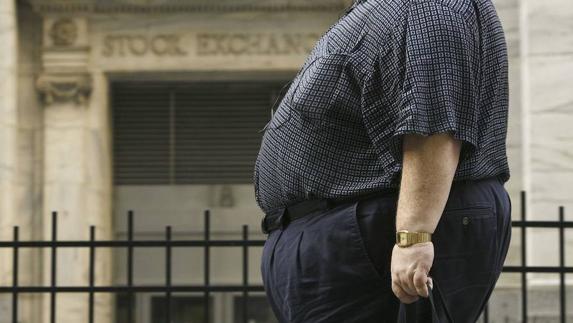 Un hombre obeso camina por Nueva York. 