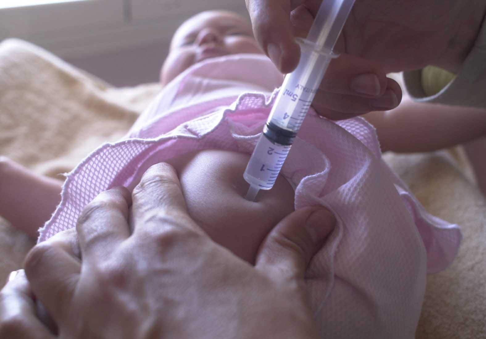 Vacunación de un bebé.