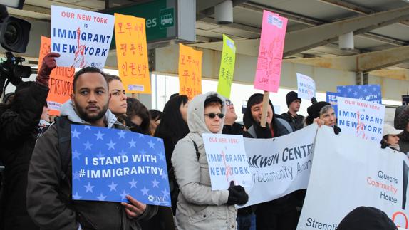 Manifestación en el JFK de Nueva York por el veto migratorio.