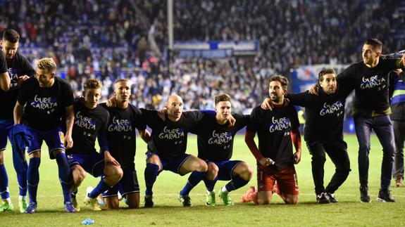 Los jugadores del Alavés celebran la clasificación. 