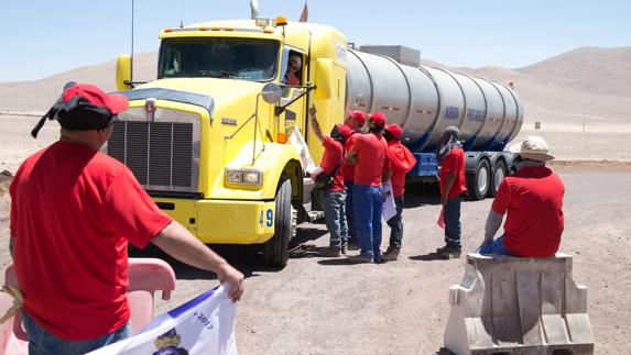 Varios mineros chilenos se preparan para su protesta. 