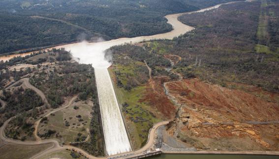 Más de 200.000 evacuados mientras siguen los trabajos para contener la presa de California
