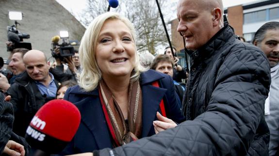Marine Le Pen y su guardaespaldas.