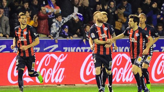 Varios jugadores del Alavés, vestidos de azulgrana.