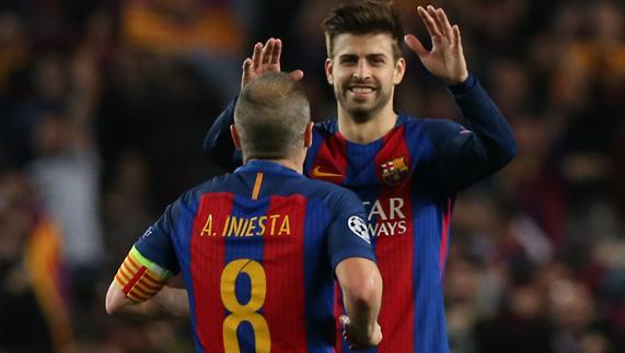 Piqué celebra con Iniesta uno de los goles ante el PSG.