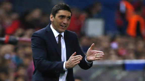 Tayfun Korkut da instrucciones durante el partido en el Calderón. 