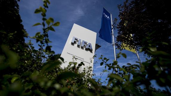 Logotipo de la FIFA en la sede del organismo. 