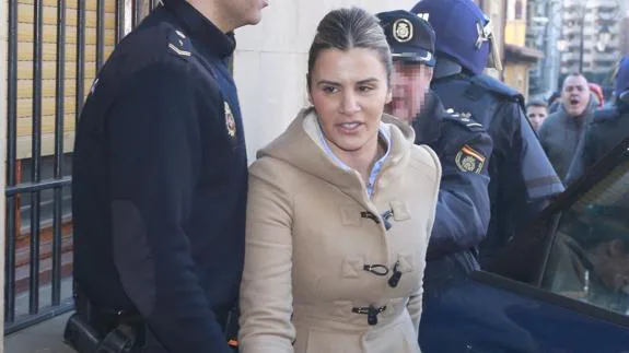 Miriam Caballero, en el momento de llegar a la Audiencia Provincial.