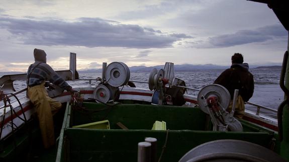 El barco 'Ozentzio' pesca verdel en el Cantábrico. 