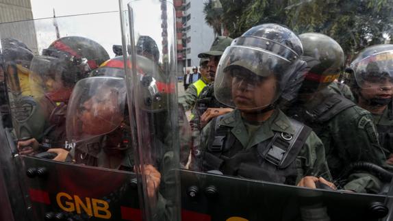 Soldados de la Guardia Nacional impiden el paso de un grupo de diputados.