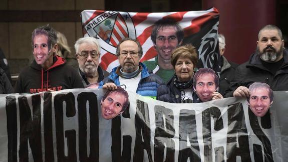 Los padres de Iñigo Cabacas, en una concentración ante los juzgados.