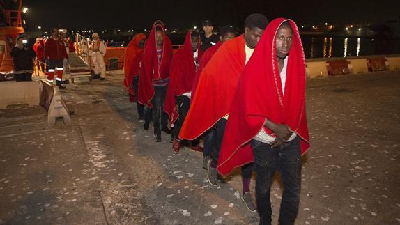 Los 58 inmigrantes, a su llegada a Motril.