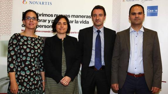 De izquieda a derecha, la doctora Navarro, especialista del área de reumatología del Hospital La Paz; la doctora Àngels Roca, responsable de la relación con pacientes de Novartis Farmacéutica España; el presidente de CEADE, Pedro Plazuelo, y el doctor Marco Garrido, investigador de la Univeridad de Sevilla. 