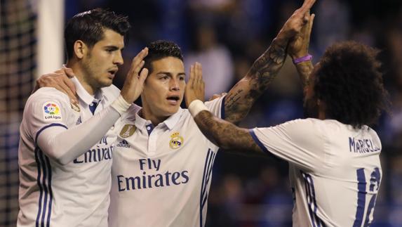 Morata, James y Marcelo celebran uno de los goles ante el Deportivo. 