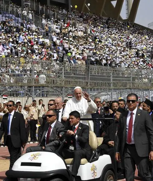 El Papa llega al estadio de la Fuerza Aérea de El Cairo.