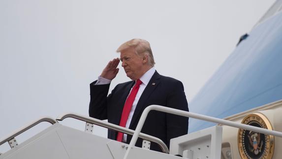 Donald Trump saluda desde las escaleras del Air Force One.