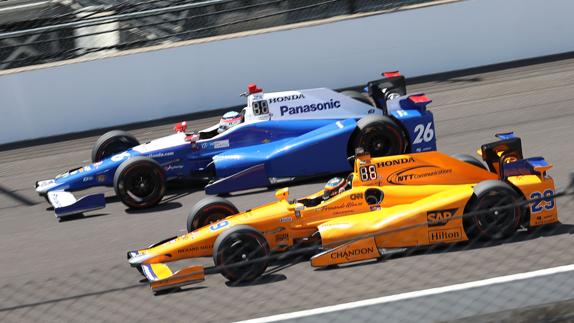 Fernando Alonso (naranja) participa en un entrenamiento libre para las 500 Millas de Indianápolis.