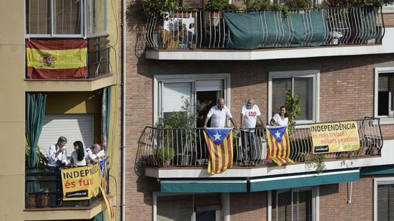 Una bandera española junto a esteladas independentistas con motivo de la Diada de Cataluña.