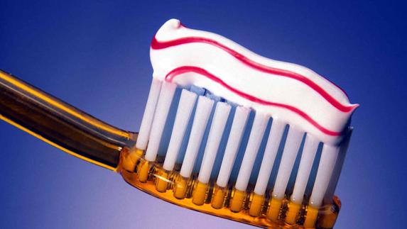 Un cepillo inadecuado o  una pasta dental muy abrasiva pueden generar sensibilidad. 