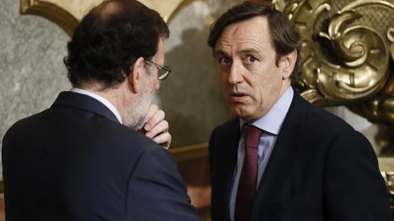Rafael Hernando conversa con Mariano Rajoy.