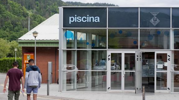 La piscina de Ripoll en la que ha fallecido ahogada la niña de 4 años. 