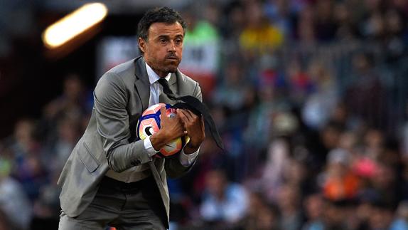 Luis Enrique atrapa un balón en un partido. 