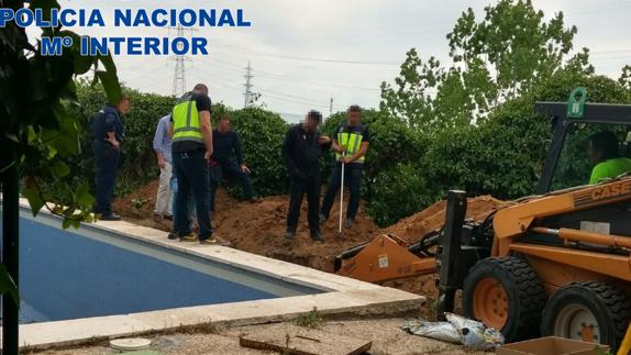 Labores de búsqueda en la vivienda del presunto asesino.