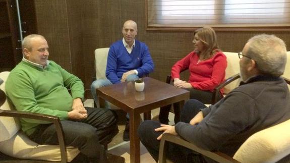 José Antonio Díez charla con Susana Díaz, en presencia de José Giménez Martín y Máximo Díaz Cano. 