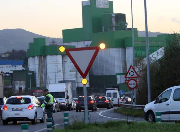 Un guardia civil regula el tráfico a la entrada de 'Intu Asturias'. 
