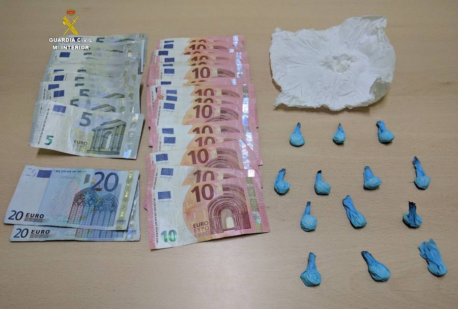 Droga y dinero incautado por la Guardia Civil. 