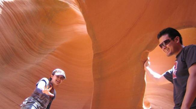 La peregina Denise Thiem, en Arizona, junto a su hermano.