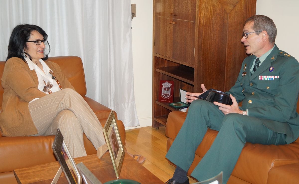 Un instante del encuentro mantenido con la subdelegada del Gobierno.