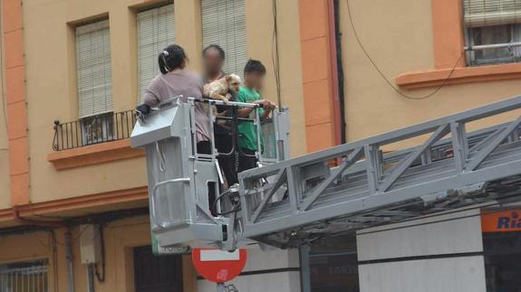 Los Bomberos rescatan a varios vecinos con una autoescala.