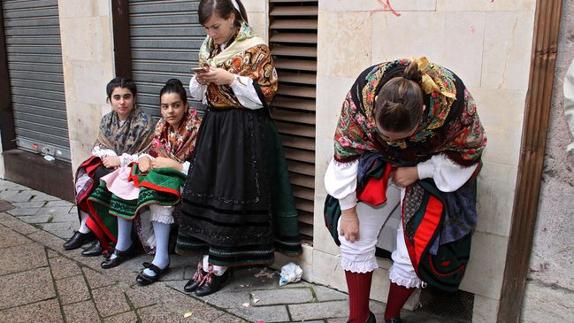 Jóvenes ataviadas con ropa tradicional.