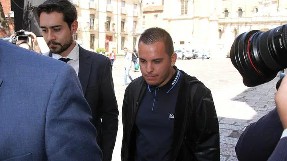 El acusado por el 'crimen del Húmedo', a su llegada a la Audiencia Provincial de León.