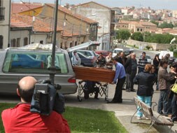 Familiares y amigos de la víctima, ante la iglesia del Sepulcro, minutos antes del funeral. / LUIS CALLEJA