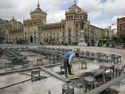 Limpiezas en la fuente de la plaza Zorrilla / Henar Sastre