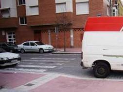 Paso de cebra al lado de una zona con rebajes / J.M.C.