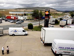 Piquete informativo en una de las carreteras de Soria. / EFE