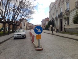 Plaza de Felipe II habilitada para ciercular por los dos sentidos. / Henar Sastre.