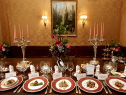 Presentación de la "Cena Titanic", que recrea los platos servidos en primera clase a bordo del Titanic según recetas diseñadas por el gurú gastronómico de la época, el francés Auguste Escoffier. EFE/Emilio Naranjo.