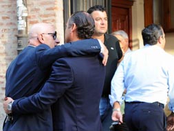 Su hermano Jesus (Izquierda) en el funeral por Julian lago en la Iglesia de Santiago. Foto Ricardo Otazo