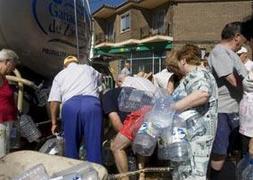 Vecinos de Castronuevo, en Zamora, se abastecen de agua para el consumo y para cocinar. ::                             GABRIEL VILLAMIL