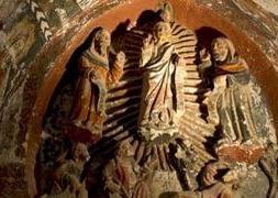 Encuentran un relieve policromado en piedra del siglo XIV y dos esculturas medievales