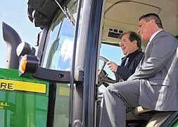 Herrera montado en un tractor, en la Feria. Ical