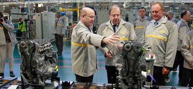 Juan José Palomo, el director de la fábrica de Motores de Renault, explica las características de uno de los propulsores a Juan Vicente Herrera en presencia del presidente de Renault España, Jean Pierre Laurent. / Gabriel Villamil